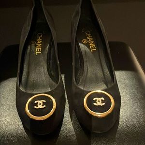 💯 Authentic Chanel black swede 3 inch keels